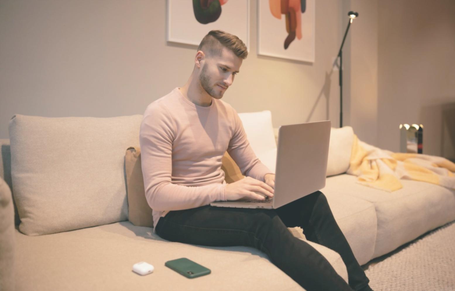 Bureau de travail collaboratif avec équipe d'analystes