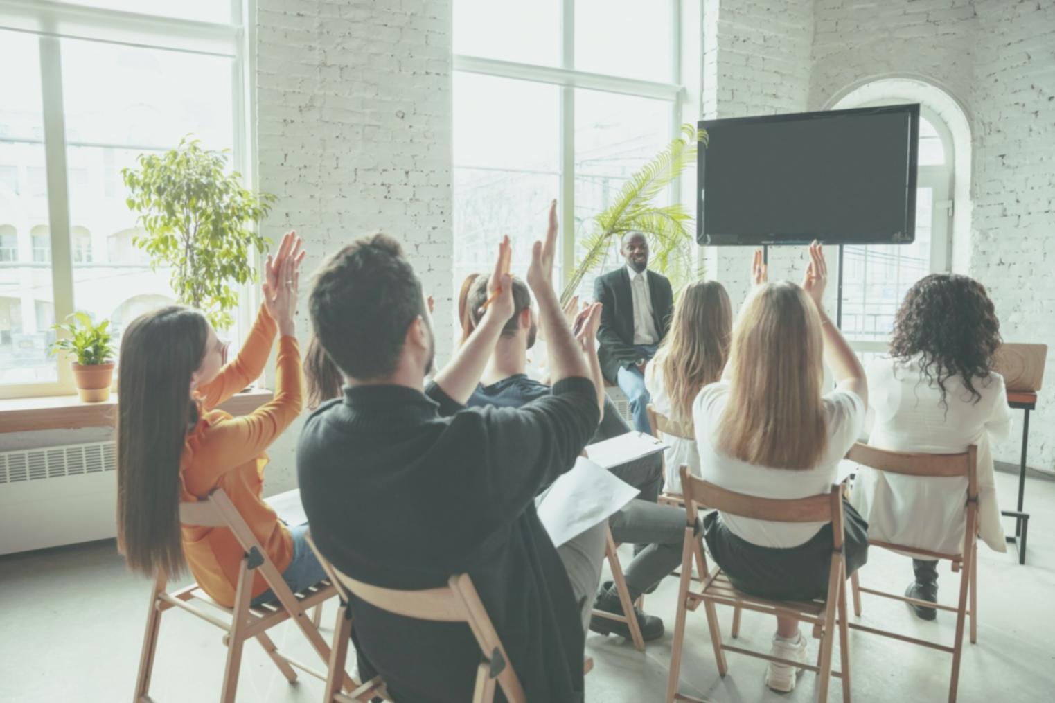 Professionnel travaillant sur des analyses financières