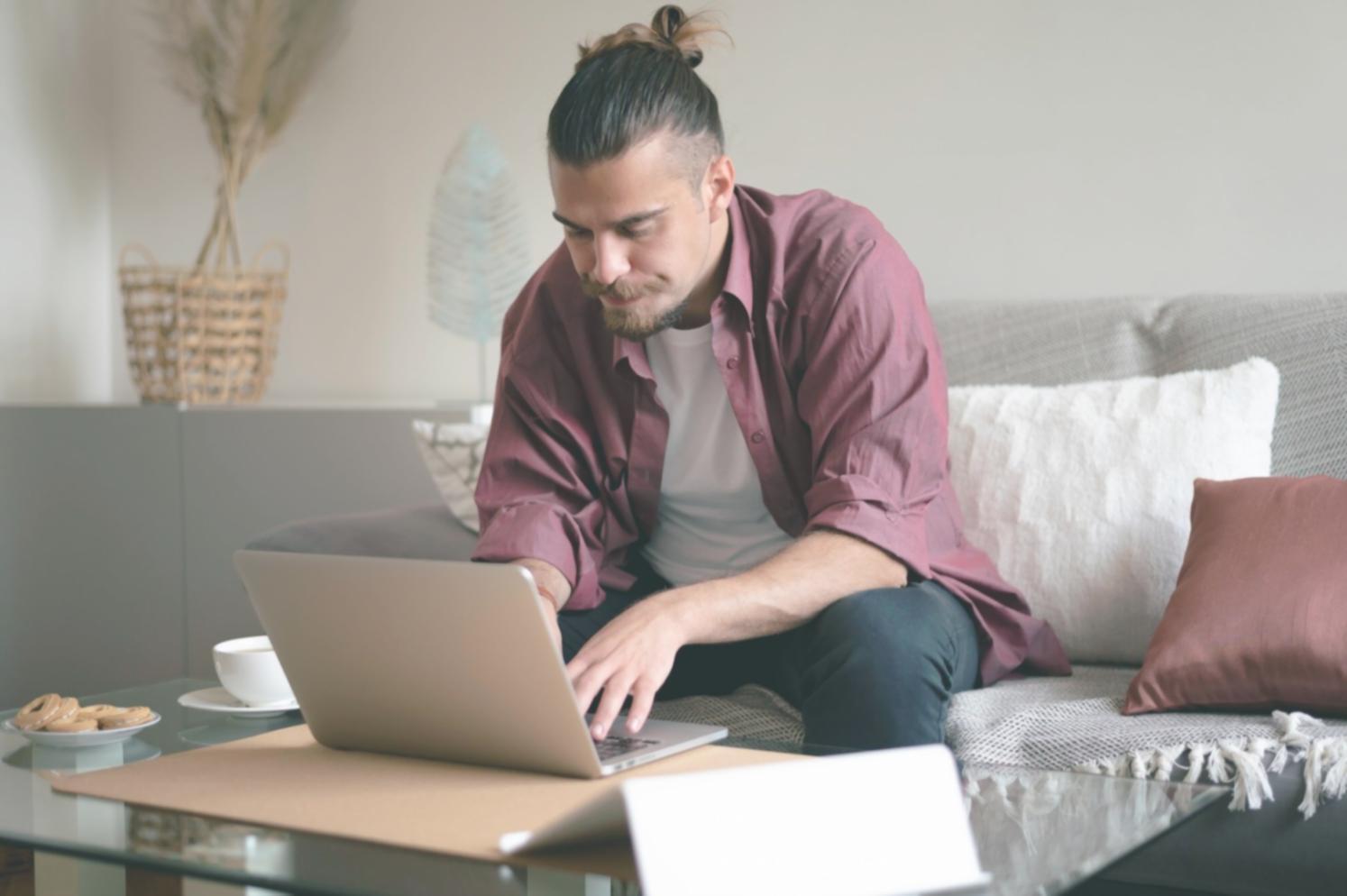 Espace de travail avec ordinateur affichant des graphiques financiers et des documents de planification budgétaire