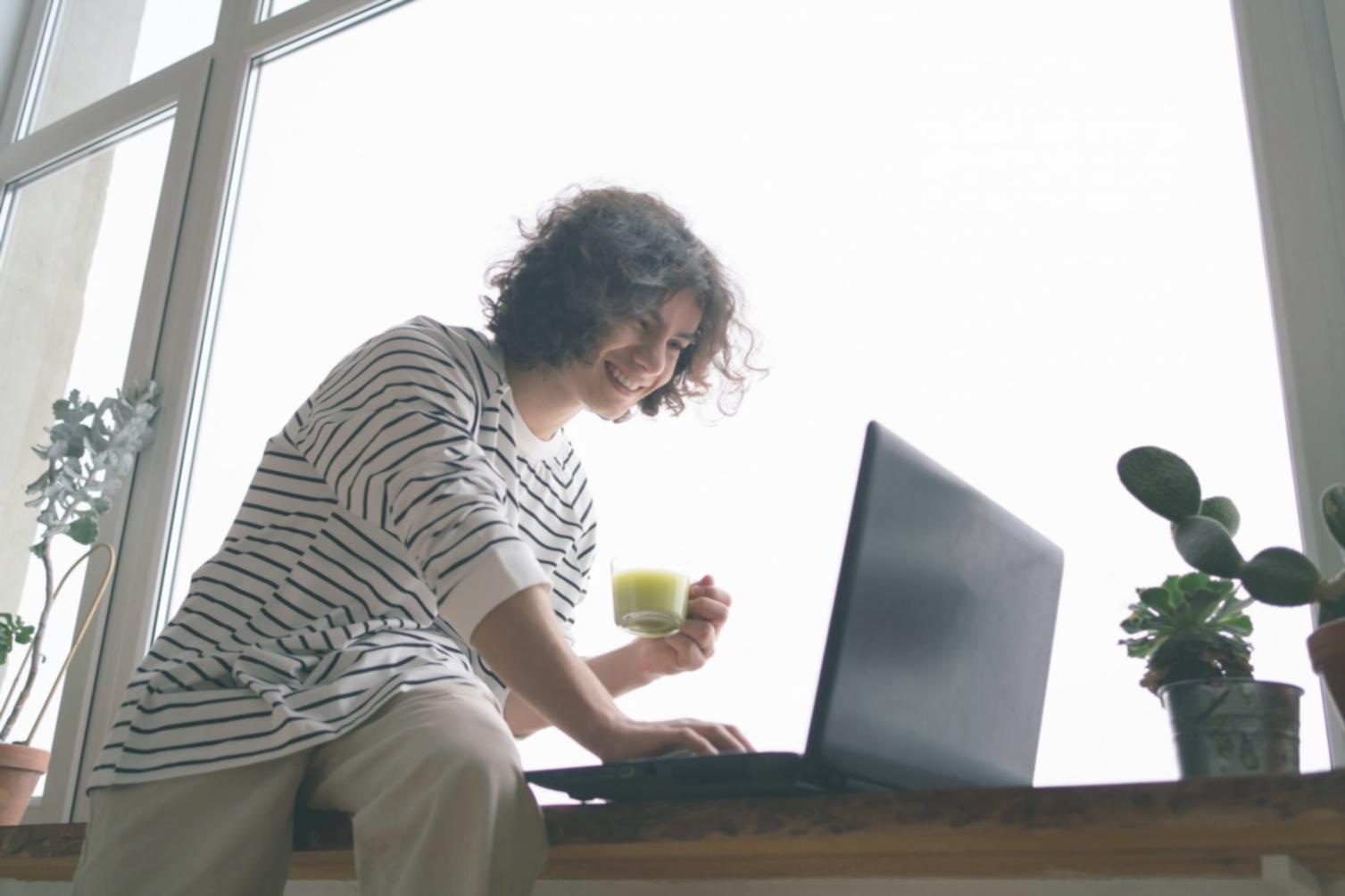Étudiant travaillant sur des analyses financières avec des outils professionnels