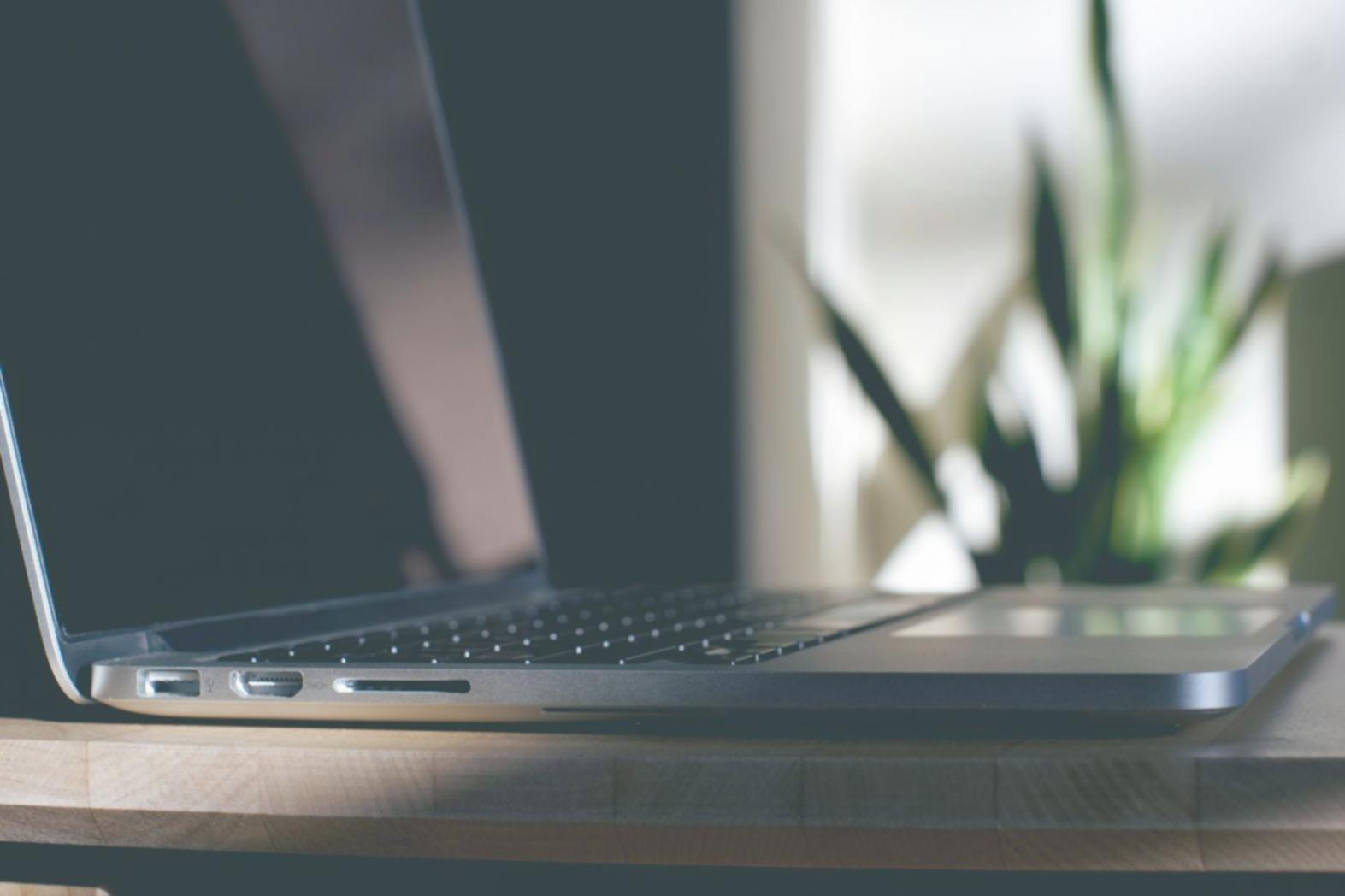 Espace de travail moderne avec équipement d'analyse financière